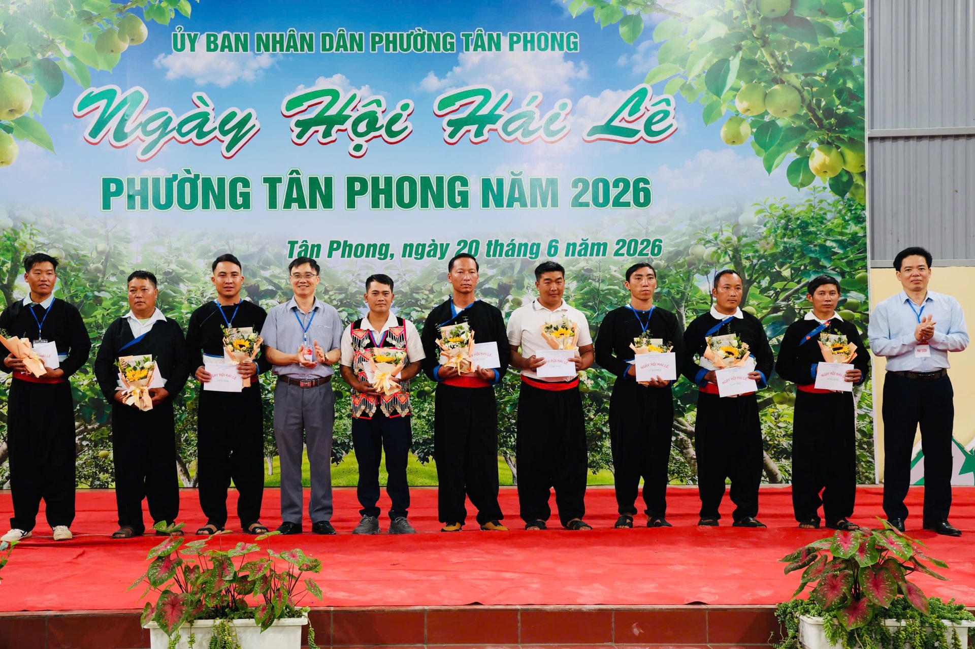 Ban tổ chức biểu dương 09 hộ gia đình trồng lê tiêu biểu
