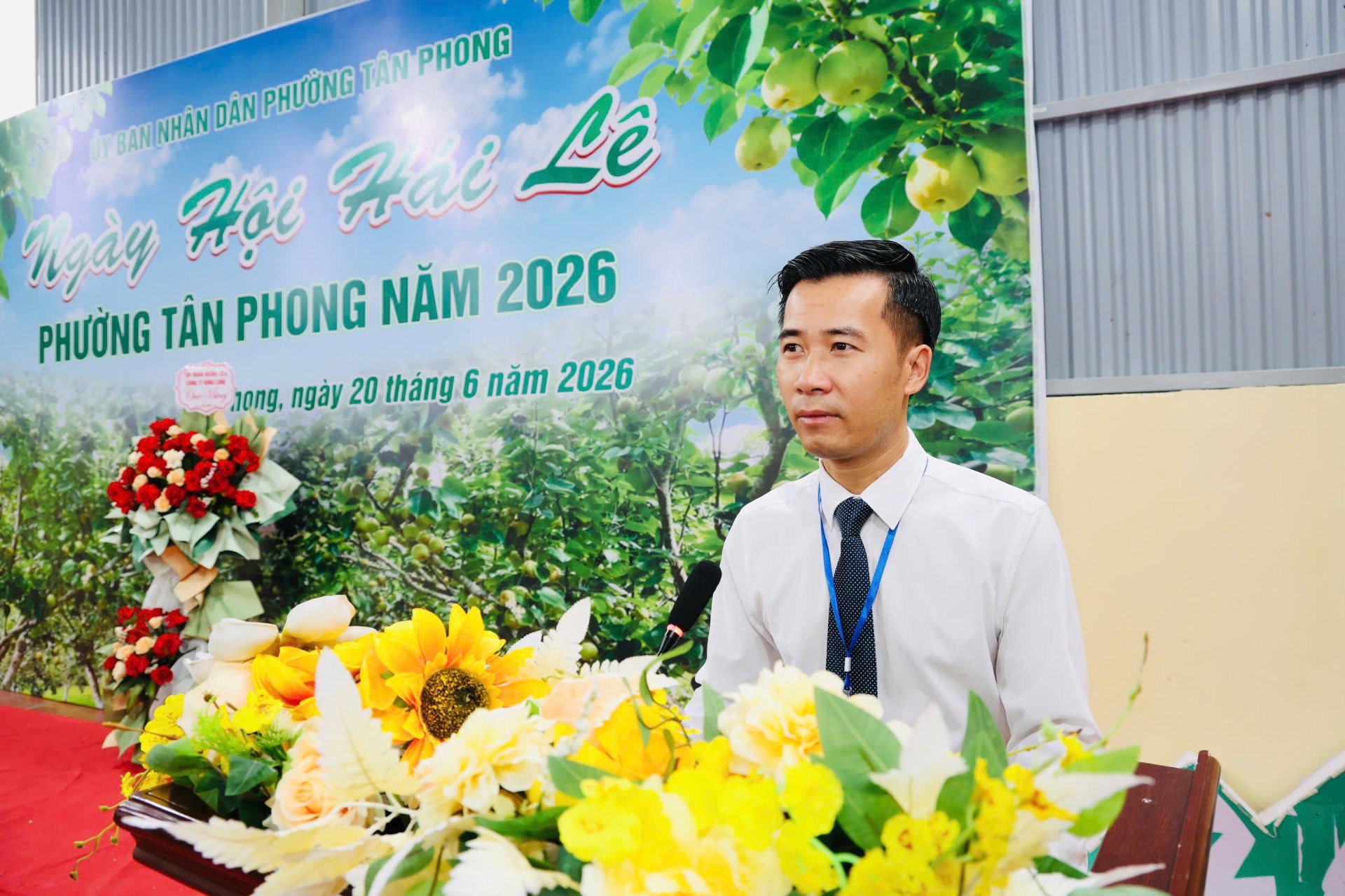 Đồng chí Lê Xuân Dũng, Phó Chủ tịch UBND phường Tân Phong, Trưởng Ban Tổ chức Ngày hội phát biểu khai mạc Ngày hội 