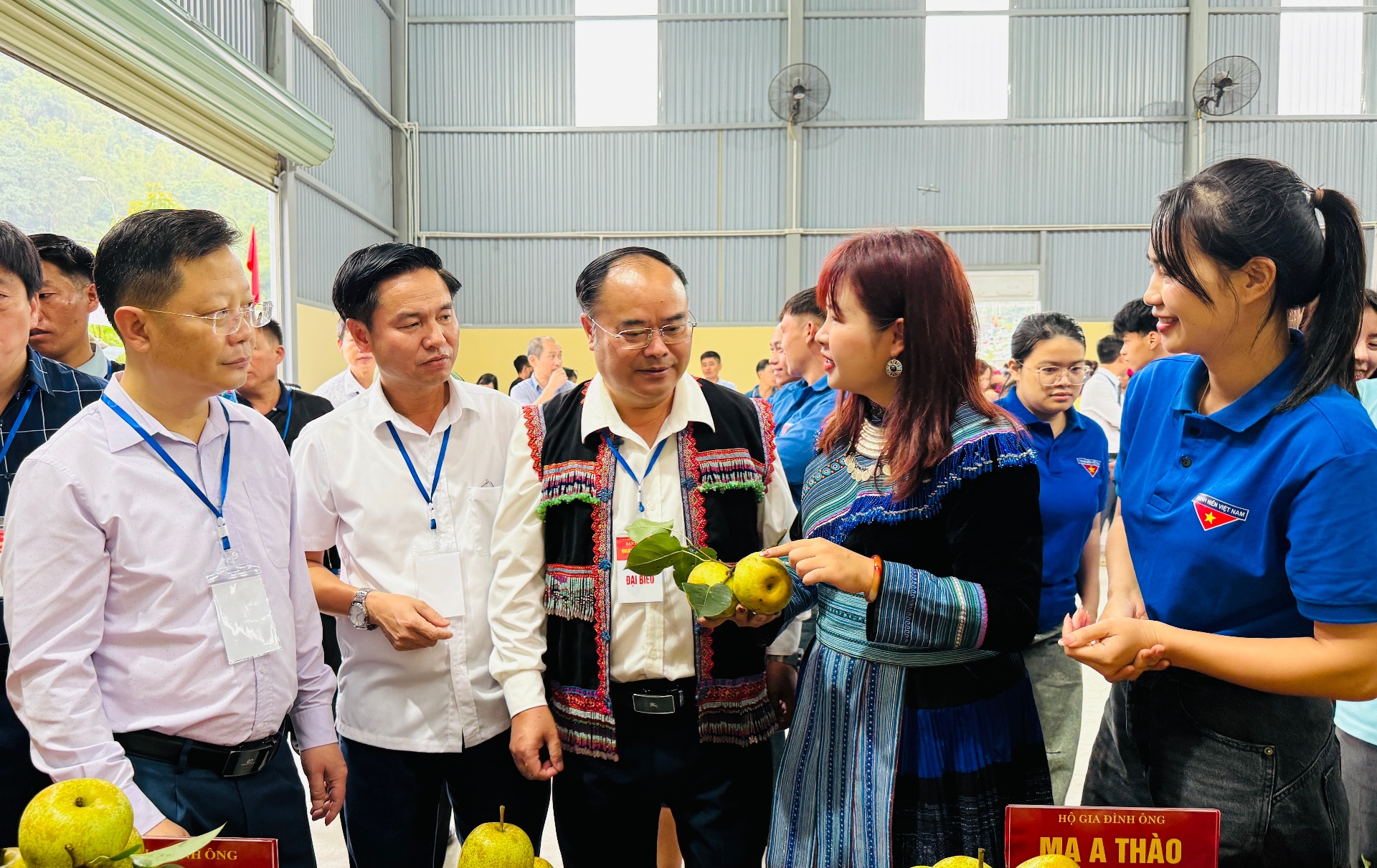Đại biểu tham quan không gian trưng bày sản phẩm quả lê