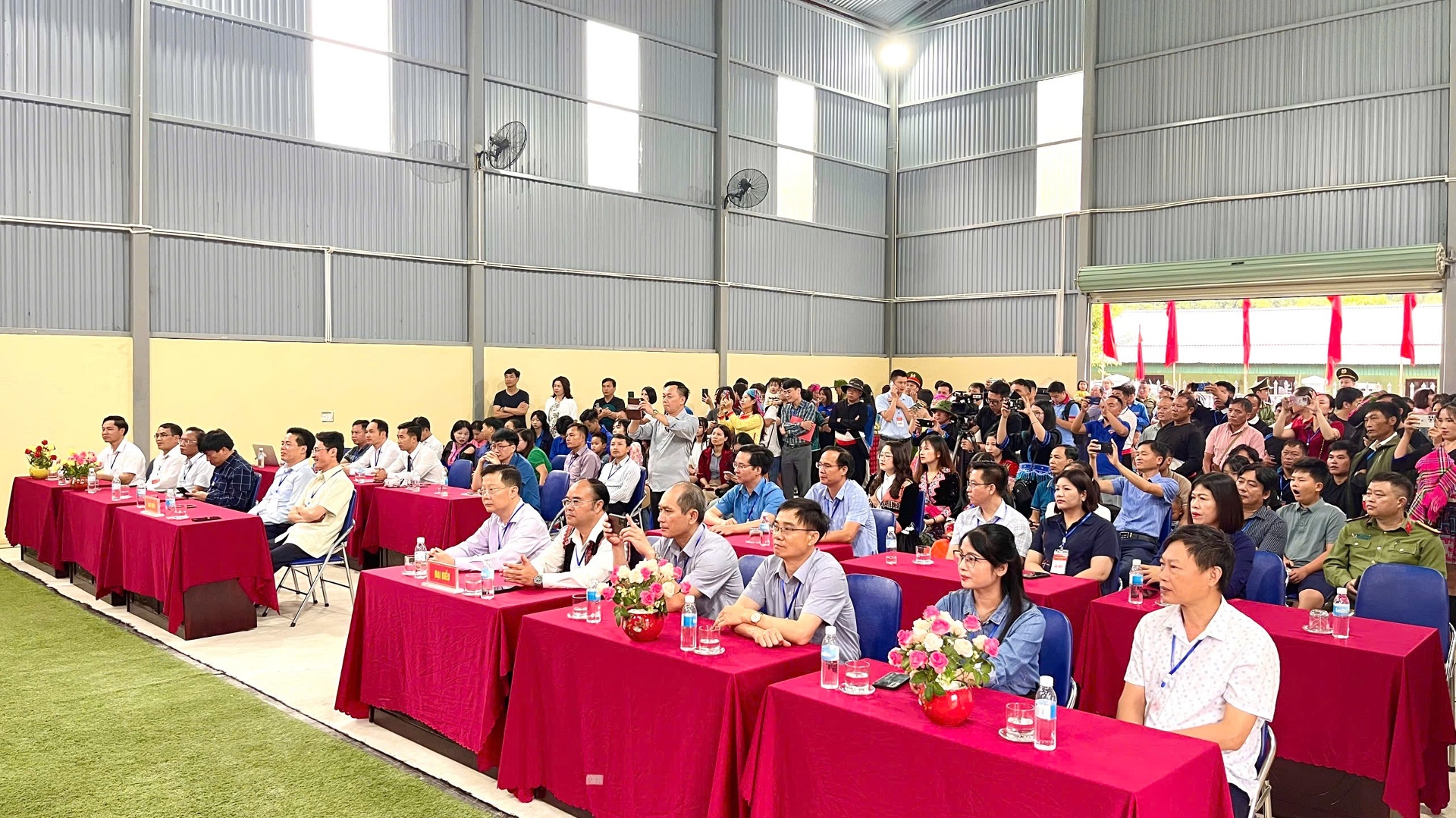 Các đại biểu, nhân dân, du khách tham dự Ngày hội