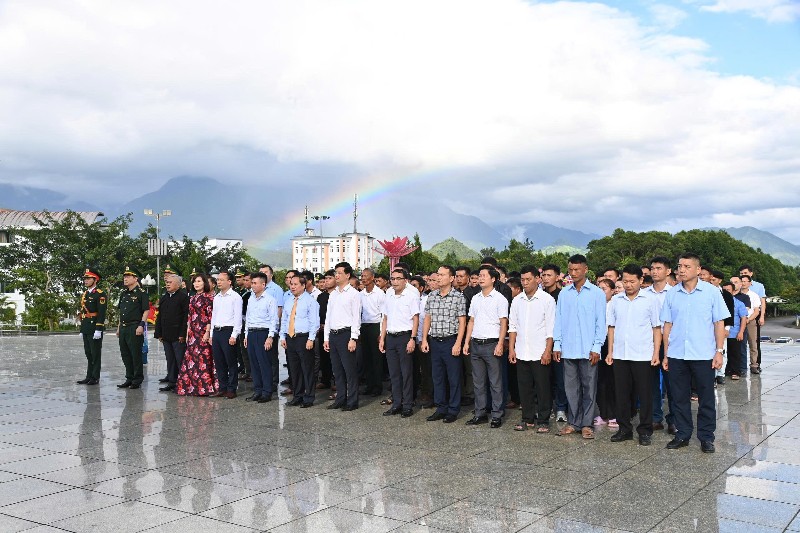 Dâng hoa Tượng đài “Bác Hồ với đồng bào các dân tộc tỉnh Lai Châu” 