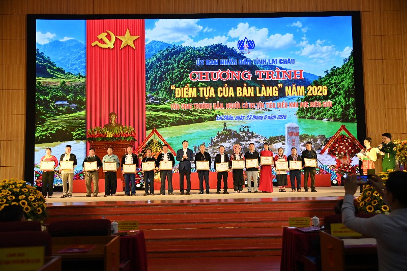 Tôn vinh 130 trưởng bản, người có uy tín tiêu biểu khu vực biên giới
