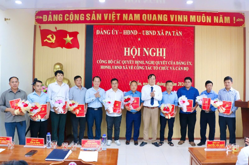 Xã Pa Tần công bố các quyết định, nghị quyết về công tác tổ chức và cán bộ
