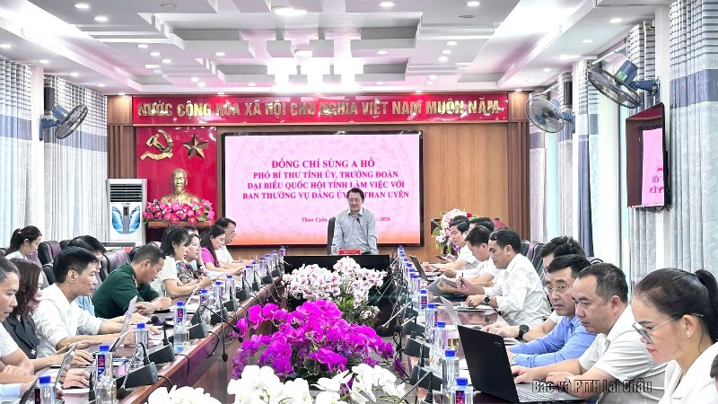 Đồng chí Sùng A Hồ làm việc với Đảng ủy xã Than Uyên về công tác xây dựng Đảng và phát triển kinh tế - xã hội