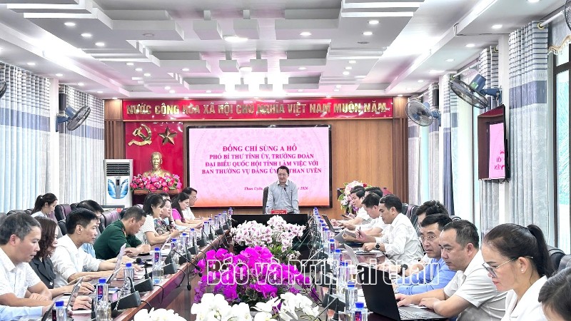 Đồng chí Sùng A Hồ làm việc với Đảng ủy xã Than Uyên về công tác xây dựng Đảng và phát triển kinh tế - xã hội