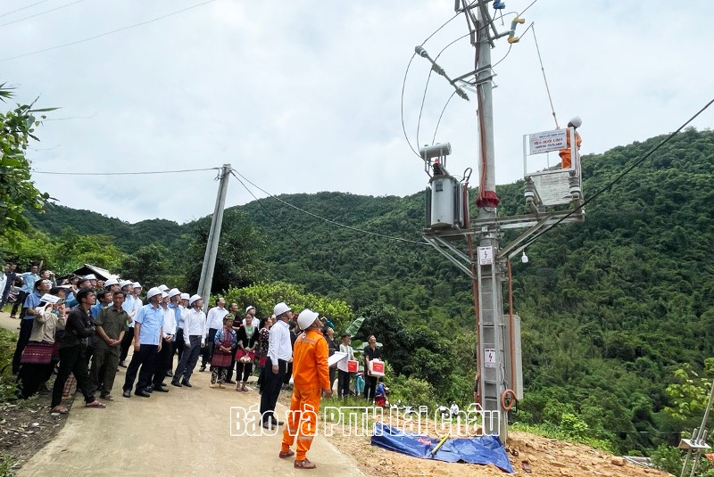 Lễ đóng điện công trình cấp điện cho 2 bản: Huổi Dạo và Huổi Lính