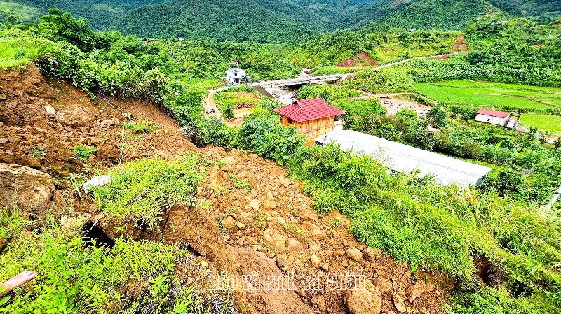 Tuyến đường tỉnh 133 sạt lở gây ách tắc giao thông nghiêm trọng tại xã Pu Sam Cáp