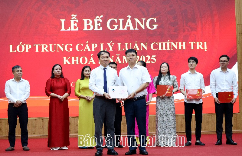 Bế giảng lớp Trung cấp Lý luận chính trị khóa 3 năm 2025