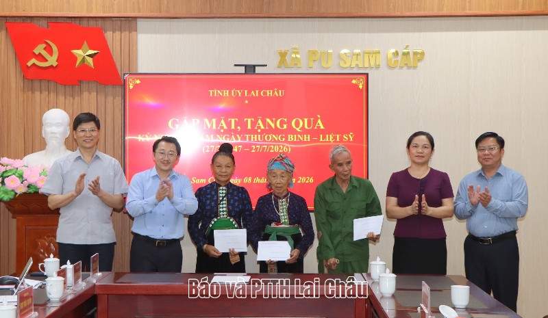 Phó Bí thư Tỉnh ủy Sùng A Hồ thăm hỏi, tặng quà người có công, thân nhân người có công