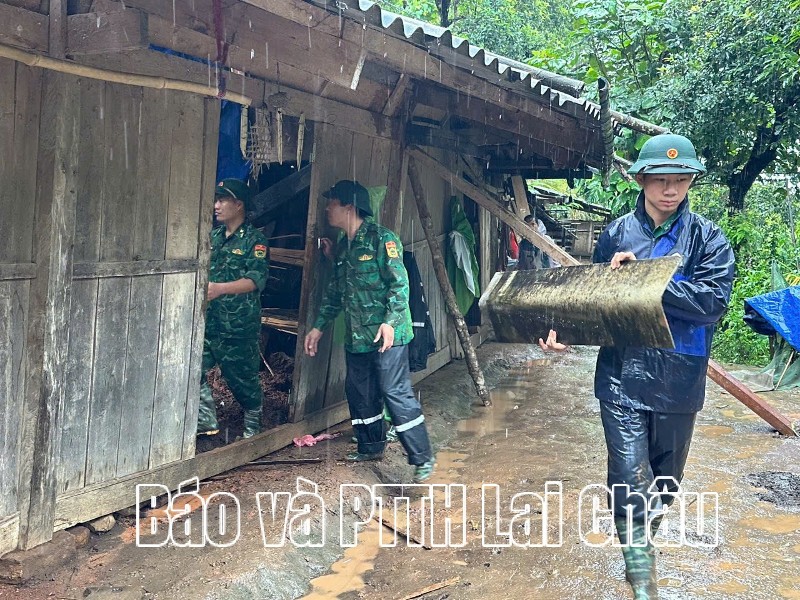 Bộ đội Biên phòng tỉnh giúp nhân dân khắc phục hậu quả mưa lũ