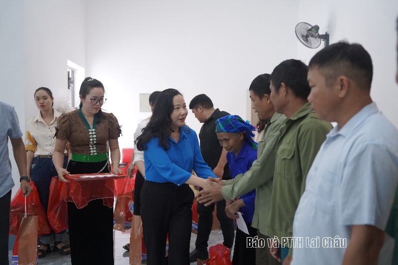 Thăm hỏi và tặng quà người có công, thân nhân người có công tại 2 xã: Than Uyên, Mường Than