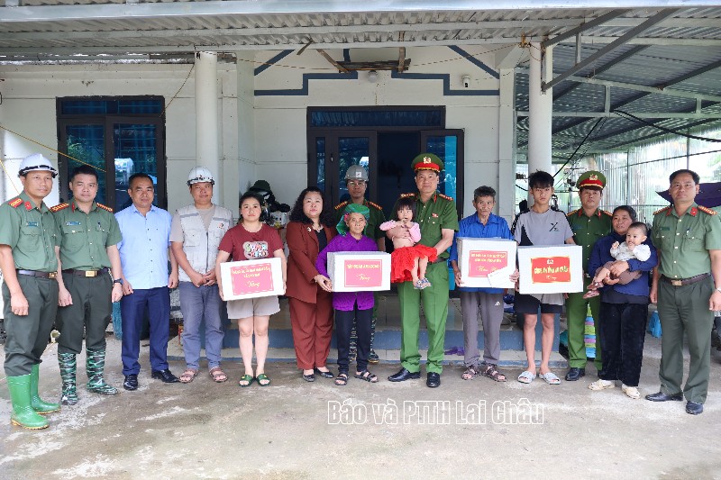 Thăm, tặng quà các gia đình bị ảnh hưởng sạt lở do mưa kéo dài