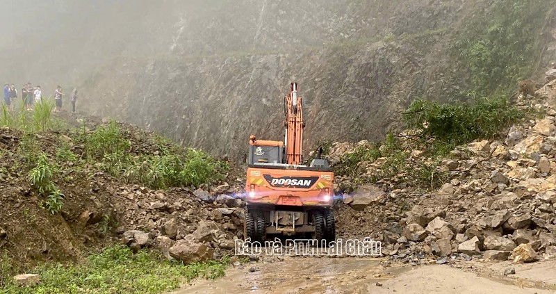 Sạt lở trên quốc lộ 279 qua xã Mường Than, giao thông tạm thời ách tắc
