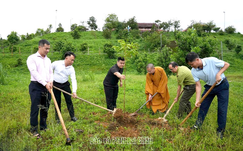 Trao tặng 405 cây xanh trong chương trình “chùa xanh” tại chùa Linh Sơn
