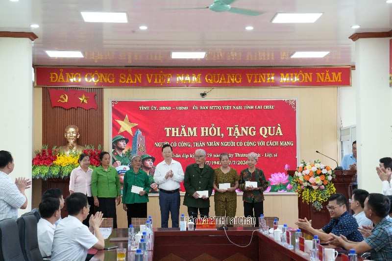 Đồng chí Nguyễn Ngọc Vinh - Phó Bí thư Tỉnh ủy, Chủ tịch Ủy ban Mặt trận Tổ quốc Việt Nam tỉnh thăm, tặng quà người có công tại xã Sin Suối Hồ