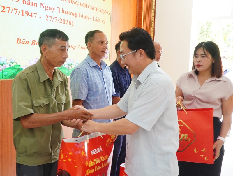 Phó Bí thư Tỉnh ủy Sùng A Hồ thăm và tặng quà người có công, thân nhân người có công xã Bản Bo