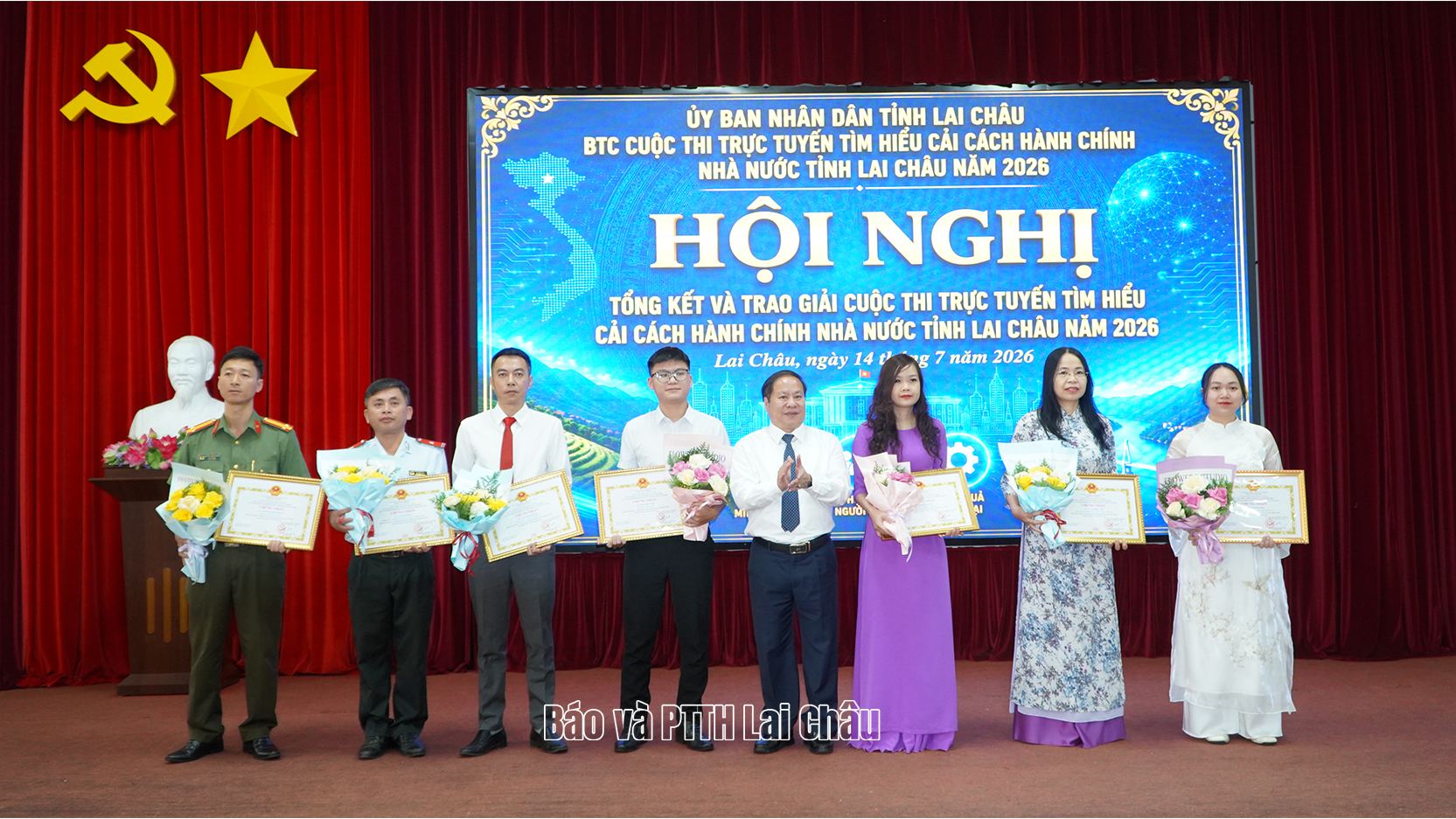 Đồng chí Tống Thanh Hải – Phó Chủ tịch Thường trực UBND tỉnh trao giải Nhất, Nhì cho các tập thể 