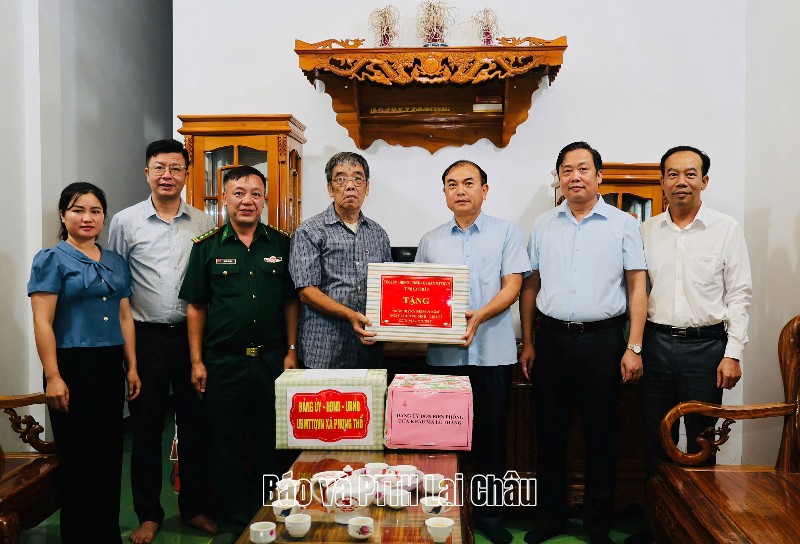 Phó Chủ tịch UNBD tỉnh Nguyễn Sỹ Cảnh thăm, tặng quà người có công trên địa bàn xã Phong Thổ