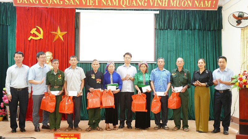 Đồng chí Hoàng Quốc Khánh thăm hỏi gia đình người có công