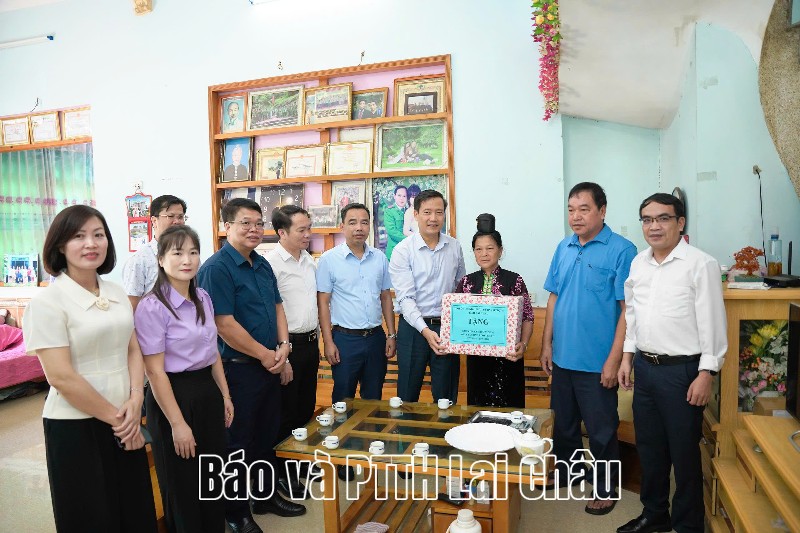 Trưởng Ban Tuyên giáo và Dân vận Tỉnh ủy  thăm, tặng quà gia đình chính sách tại 2 xã: Tân Uyên, Mường Khoa