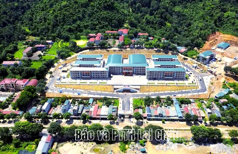 Ngôi trường mới mở tương lai cho học sinh vùng biên