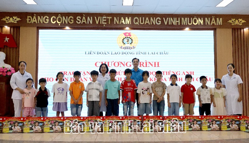 Trao tặng 15 bộ thiết bị học tiếng Anh cho con đoàn viên có hoàn cảnh khó khăn