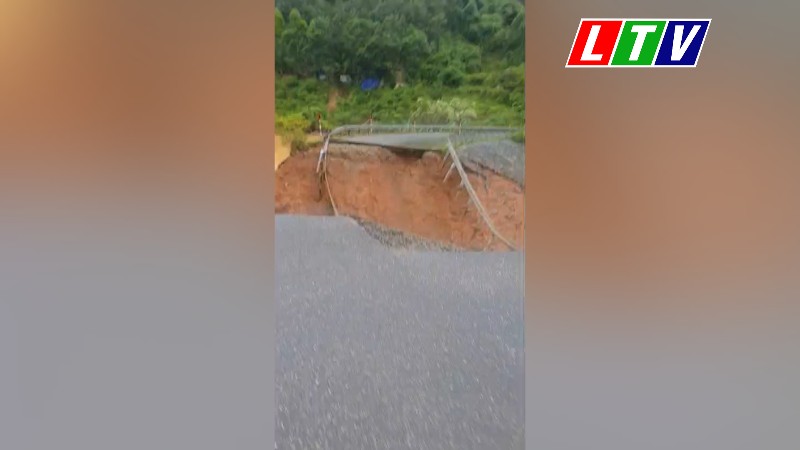 Mưa lớn kéo dài cuốn trôi 30m mặt đường tại Km76+250/QL12