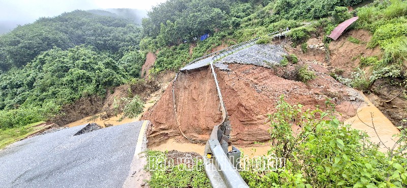 Mưa lớn gây đứt đường trên quốc lộ 12, giao thông tạm thời chia cắt