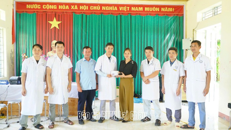 Đoàn công tác Sở Y tế thăm các điểm khám sức khỏe tại 2 xã: Mường Kim, Khoen On