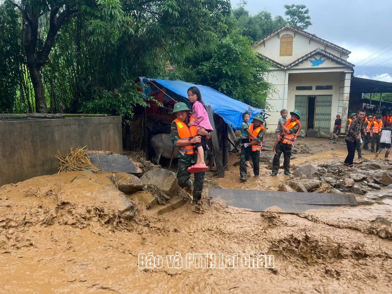 Công an xã Mường Than khẩn trương cứu dân, khắc phục hậu quả mưa lũ