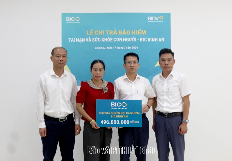 Chi trả 496 triệu đồng quyền lợi bảo hiểm cho khách hàng