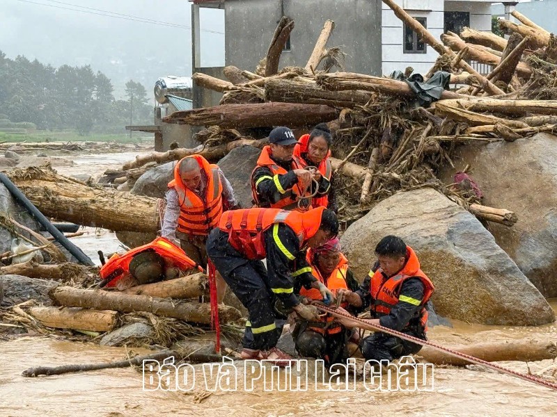 Cứu an toàn 13 người dân mắc kẹt do lũ quét tại xã Mường Than