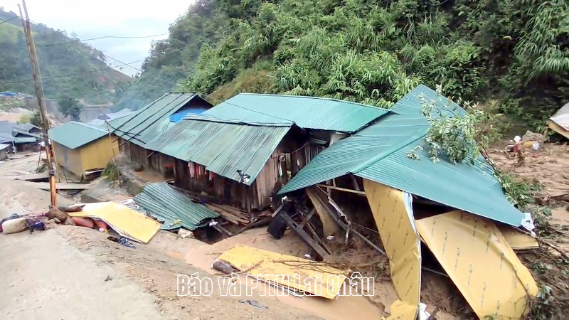 Lũ quét, sạt lở làm sập 4 nhà dân ở xã Pa Ủ