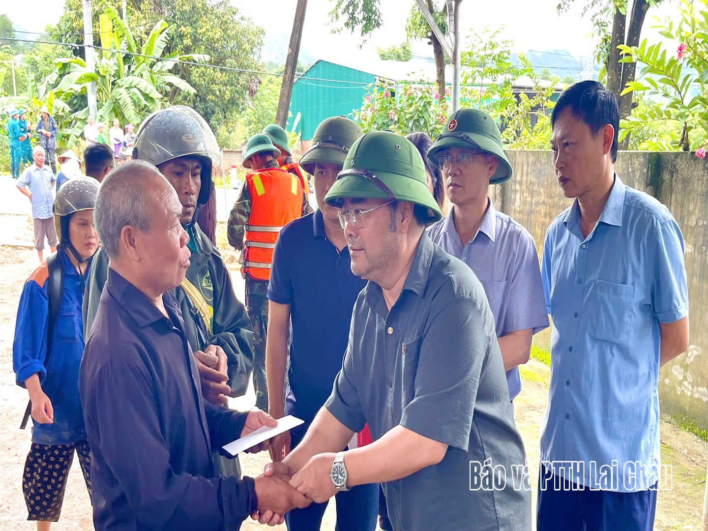 Phường Tân Phong hỗ trợ nhân dân xã Mường Than khắc phục hậu quả mưa lũ