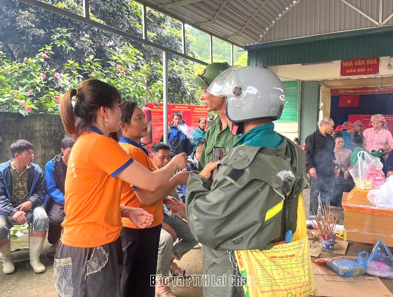 Chung tay sẻ chia với người dân vùng lũ Mường Than