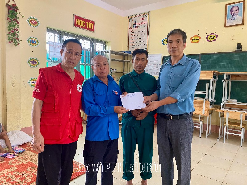 Ủy ban MTTQ Việt Nam tỉnh thăm, tặng quà các gia đình bị thiệt hại do mưa lũ tại xã Mường Than