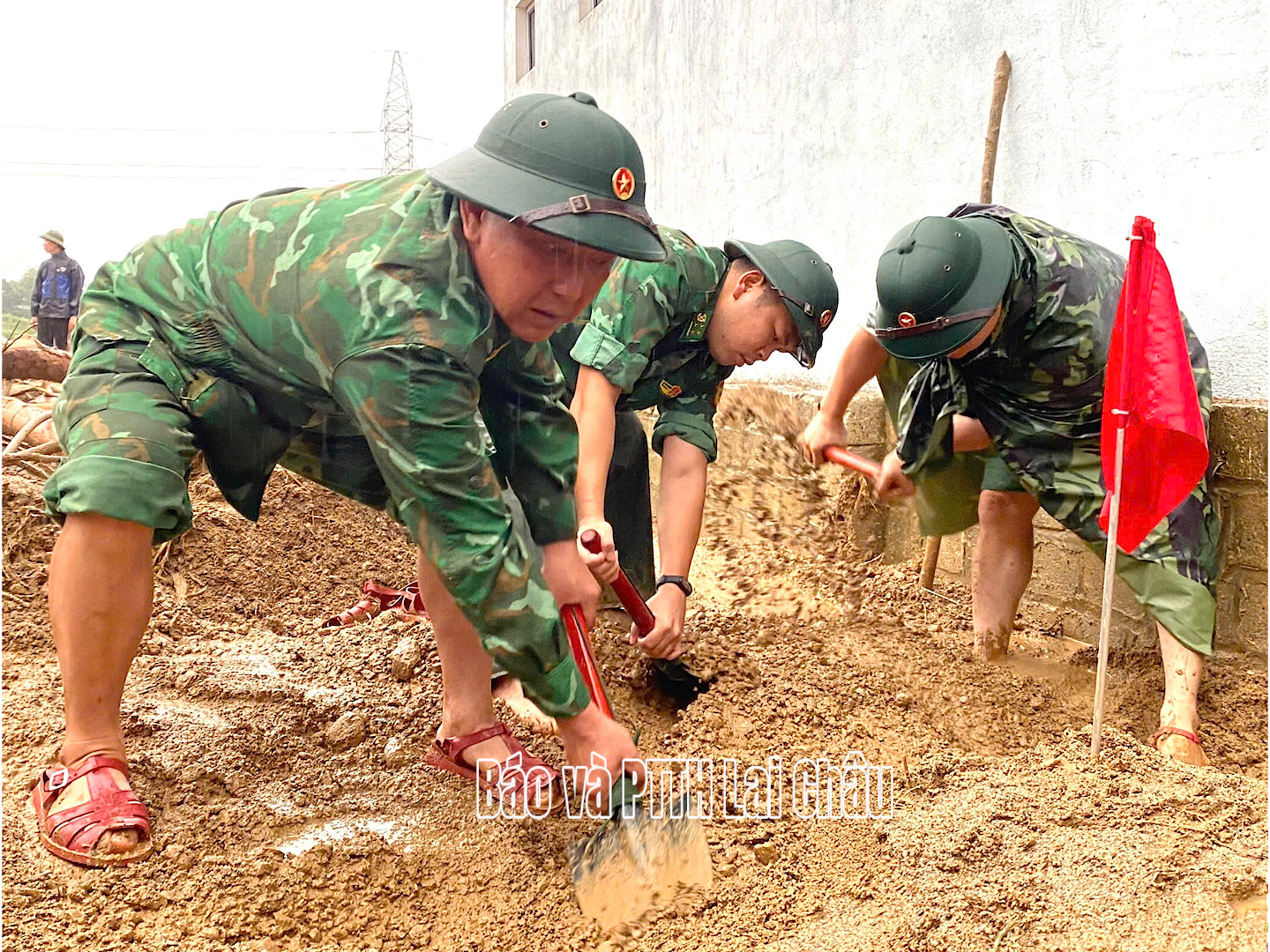 Bộ đội biên phòng dầm mưa cùng chó nghiệp vụ tìm kiếm nạn nhân mất tích