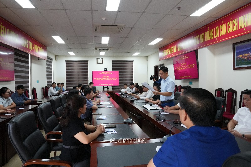 Ban Tuyên giáo và Dân vận Tỉnh ủy Lai Châu quyên góp ủng hộ nhân dân khắc phục hậu quả mưa lũ, sạt lở đất trên địa bàn tỉnh