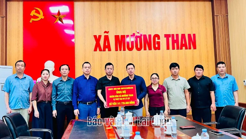 Xã Mường Kim hỗ trợ gần 142 triệu đồng cho xã Mường Than