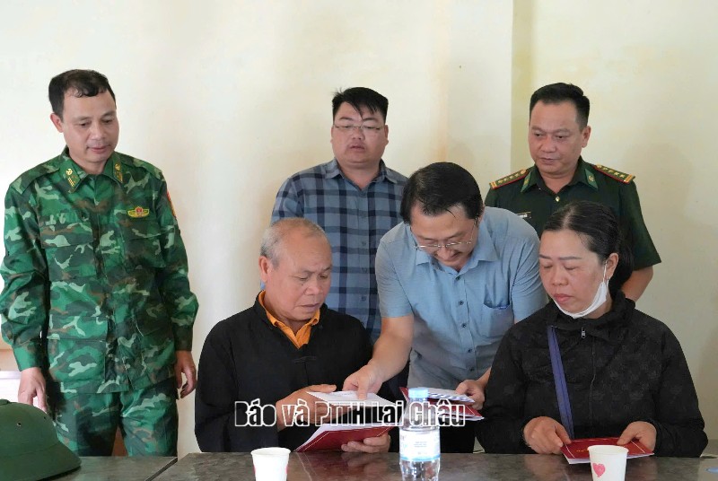 Đồng chí Sùng A Hồ - Phó Bí thư Tỉnh ủy thăm, động viên gia đình nạn nhân bị lũ quét tại xã Mường Than