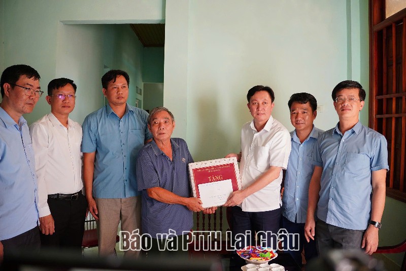 Đoàn công tác của tỉnh thăm, tặng quà người có công và thân nhân người có công tại 2 xã: Bum Nưa, Bum Tở