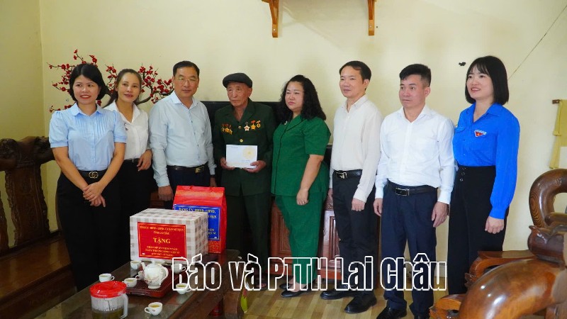 Thăm, tặng quà người có công tại 2 xã: Dào San, Khổng Lào
