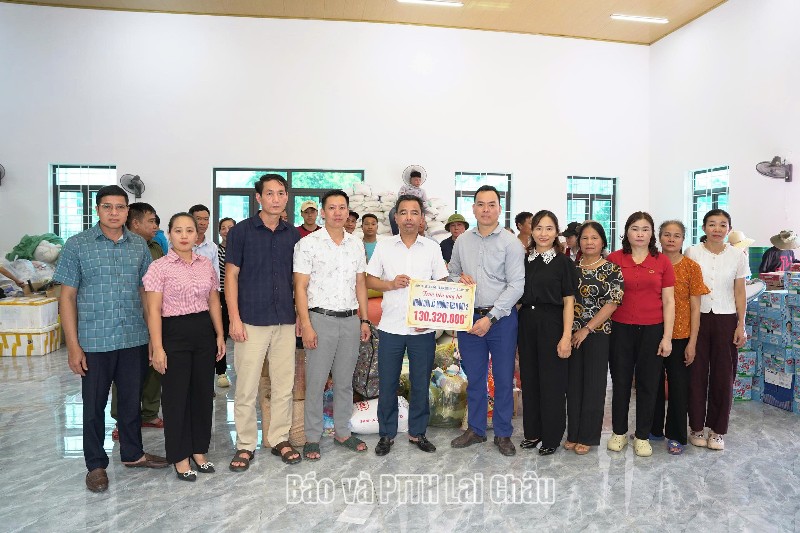 Xã Tân Uyên hỗ trợ 130 triệu đồng (đợt 2) cho xã Mường Than khắc phục hậu quả thiên tai