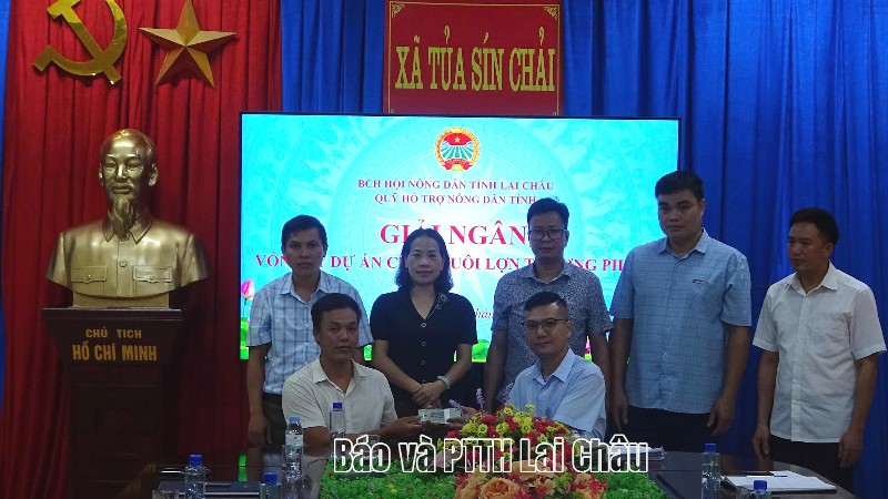 Giải ngân Quỹ hỗ trợ nông dân cho hội viên xã Tủa Sín Chải