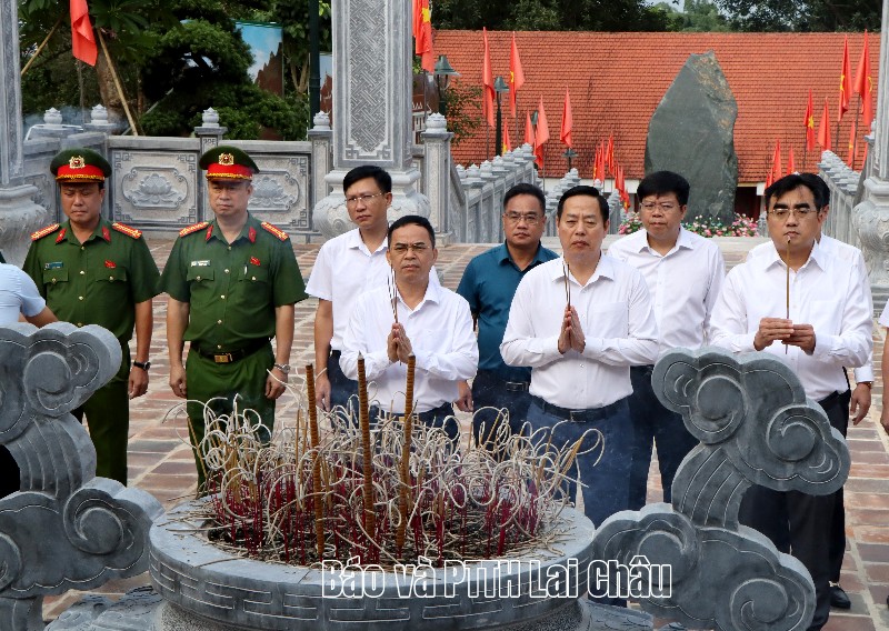 Đoàn công tác của tỉnh Lai Châu dâng hoa, dâng hương tưởng niệm Chủ tịch Hồ Chí Minh và các Anh hùng liệt sĩ tại tỉnh Điện Biên