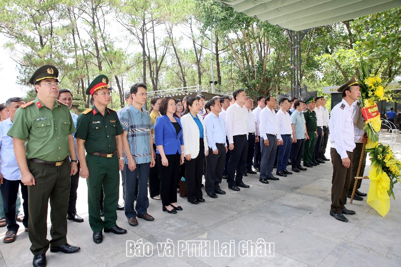 Đoàn công tác của tỉnh dâng hương, dâng hoa các khu di tích lịch sử, Nghĩa trang Liệt sĩ tại tỉnh Quảng Trị nhân kỷ niệm 79 năm Ngày Thương binh - Liệt sĩ 