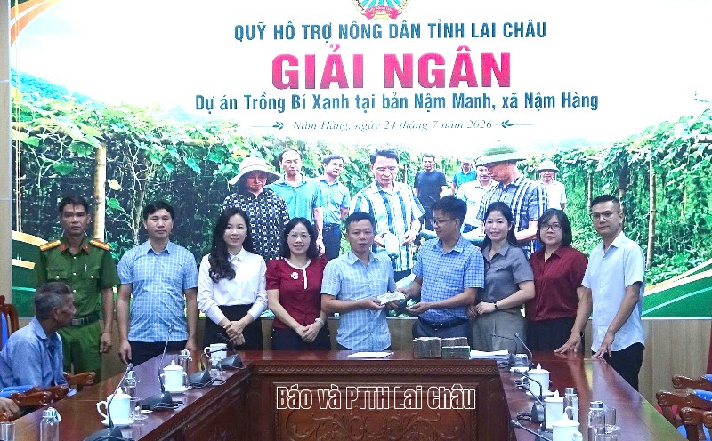 Hội Nông dân tỉnh giải ngân dự án trồng bí xanh tại xã Nậm Hàng