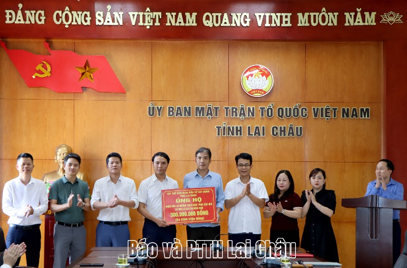 Ban Quản lý dự án đầu tư xây dựng tỉnh hỗ trợ 300 triệu đồng giúp nhân dân xã Mường Than khắc phục hậu quả thiên tai