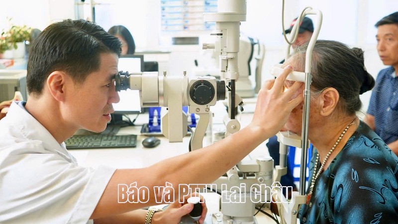 Tặng quà, phẫu thuật mắt miễn phí cho người có công 