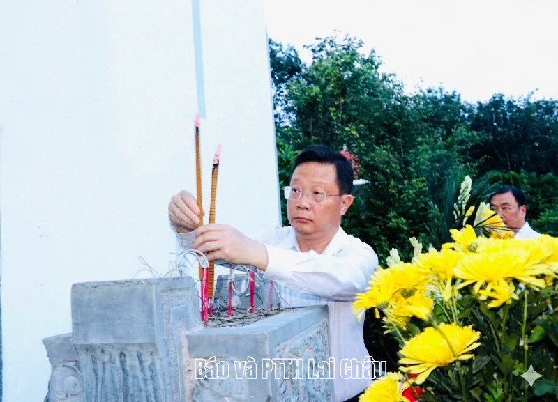 Phó Bí thư Tỉnh ủy Nguyễn Ngọc Vinh dâng hương, thắp nến tri ân tại Nghĩa trang Liệt sĩ Thanh niên xung phong xã Lê Lợi
